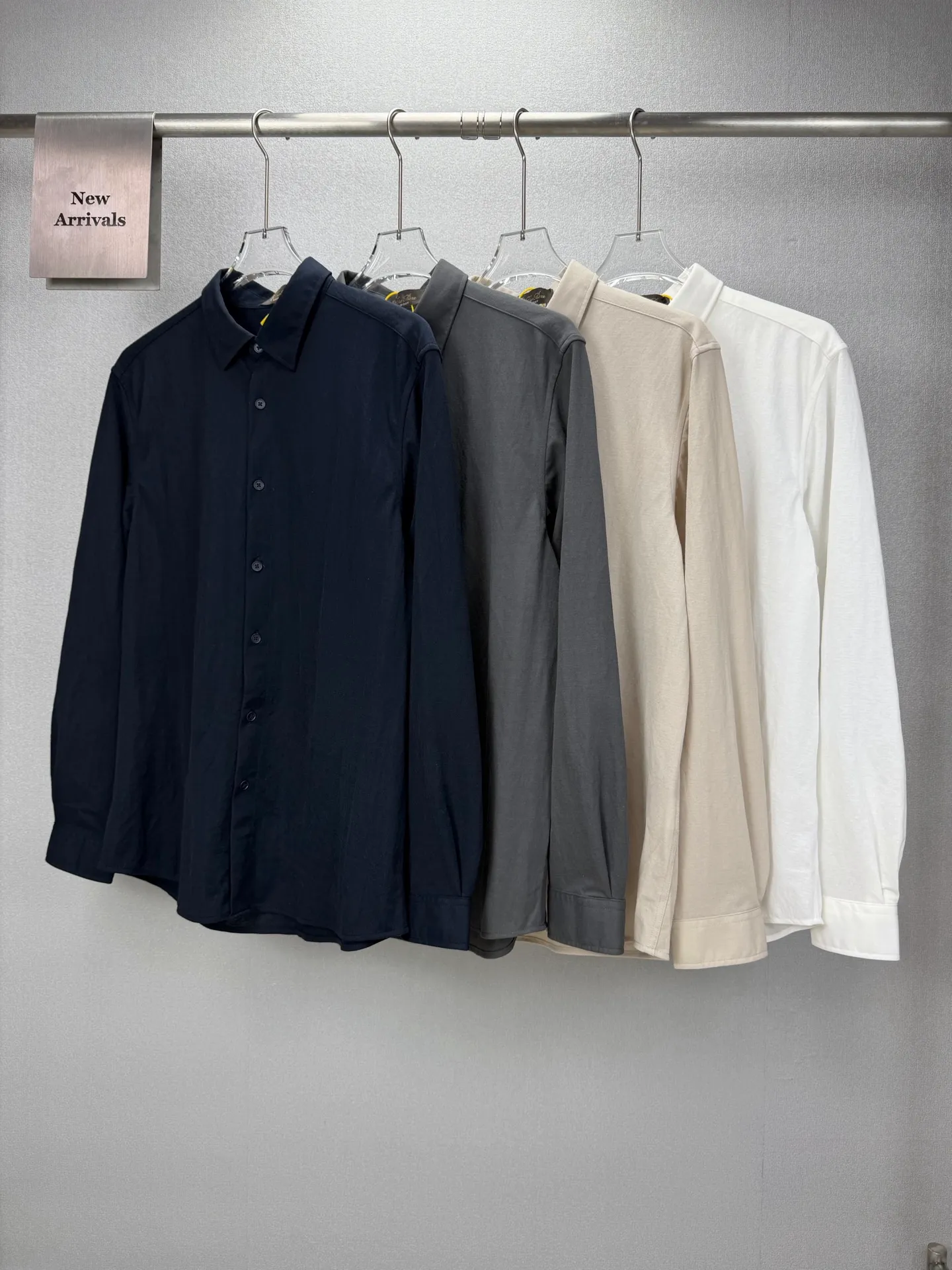 Loro Piana 2026 New Arrival Solid Color Linen Couple Style Lapel Shirt High Version High Version The fabric is made of linen, cotton, nylon composite materials, the whole body is solid color, simple and loose fit, and the leather letter logo embroidery design on the back neck is fashionable and personalized. Super Versatile and good-looking shirt. Very suitable for both men and women. A must-have for everyone. Packaging Tag Collar Label Washed Wheat Complete 👍 Colors: Navy Blue, Gray, Khaki, White Sizes:M-4XL